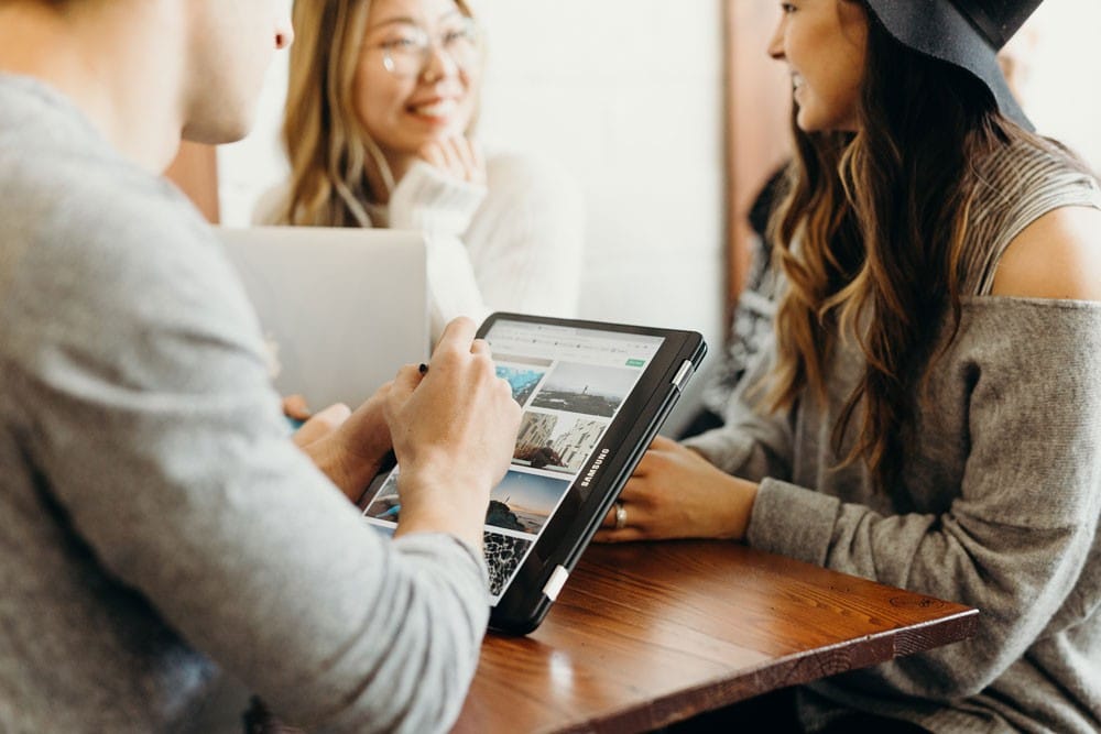 Trabajar sin inglés grupo de 3 personas en una entrevista de trabajo